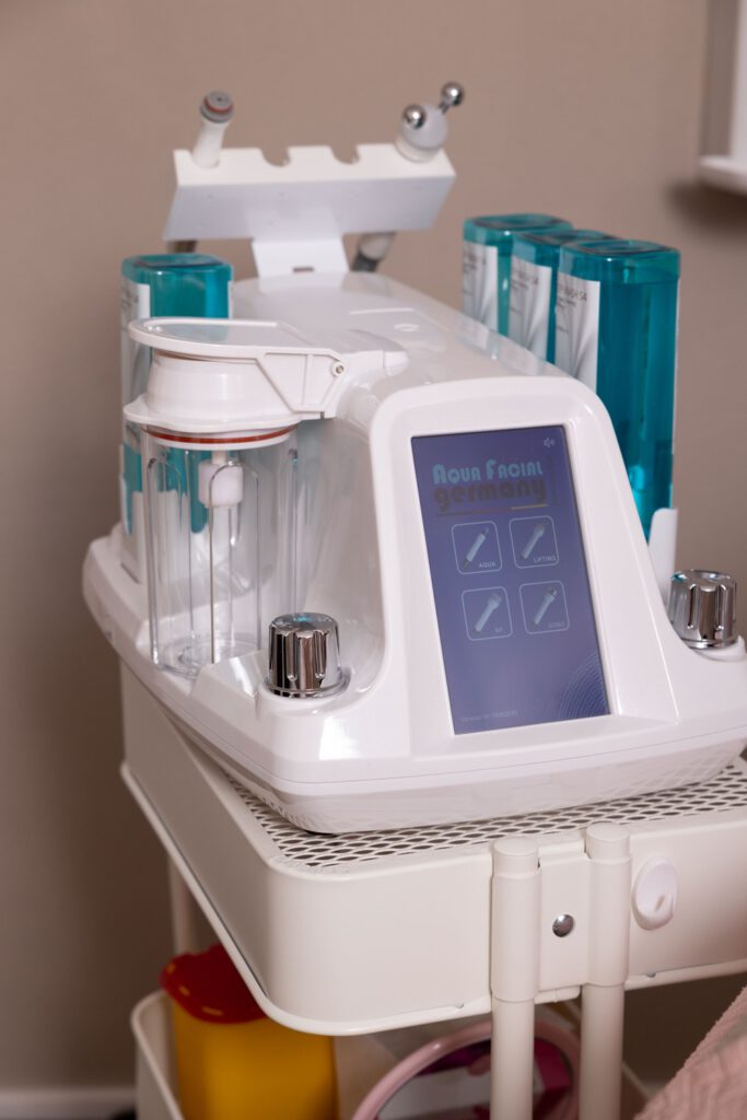 Aquafacialgerät für hochwirksame, tiefenreinigende Aquafacial Behandlungen in Gilching
