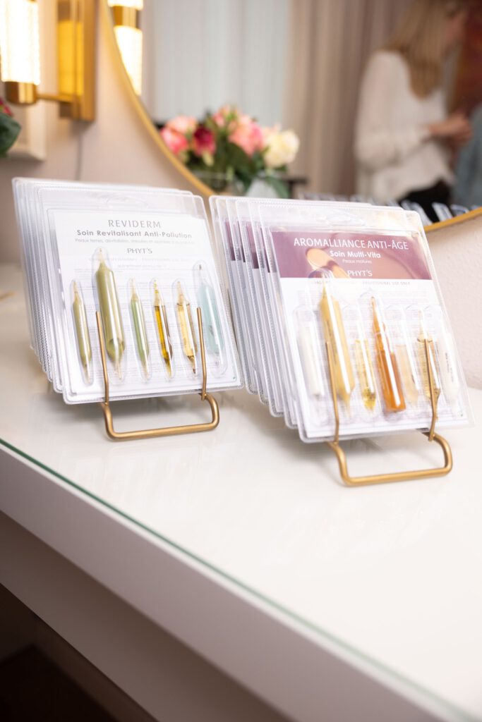 Hochwertige Bio Zertifizierte Naturkosmetik steril abgefüllt in Glasampullen, die in jeder Behandlung für jede Kundin frisch geöffnet werden.