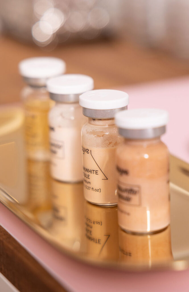 Hochwertige und hochwirksame Microneedling Seren, die bei der Microneedling Behandlung in der Schönheitsmanufaktur Gilching eingesetzt werden.