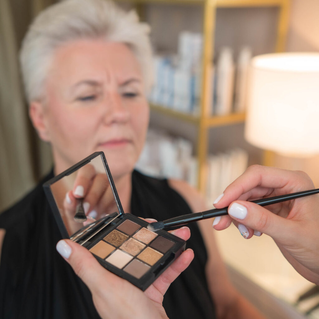 Dame erhält ein perfektes glamouröses Abend Make-Up in der schönheitsmanufaktur, deinem Kosmetik Salon in Gilching.