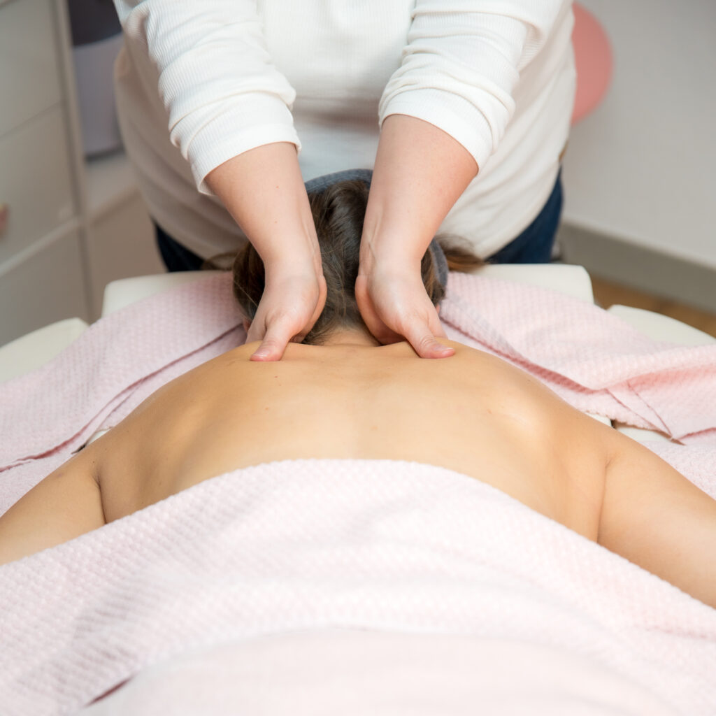 Professioneller Nackenmassagetechnik wird zur Lockerung und Entspannung der Nackenmuskulatur im Rahmen einer Anwendung bei Massage im Kosmetikstudio Gilching angewendet.