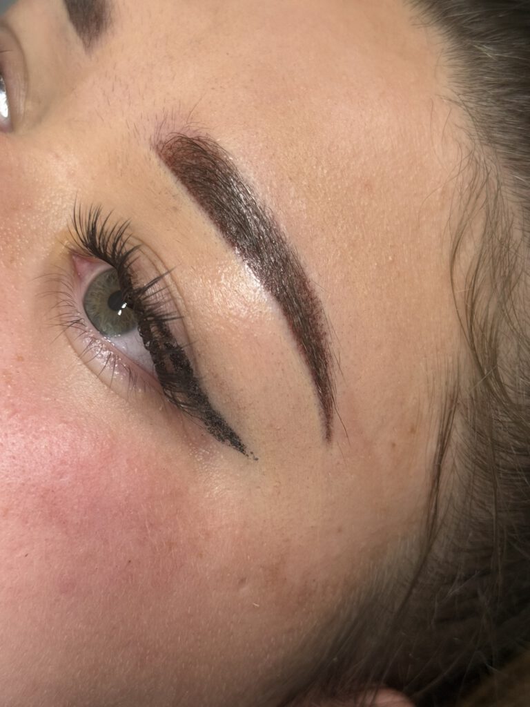 Pigmentierte Augen brauen in der Powdertechnik aus der Schönheitsmanufaktur Gilching