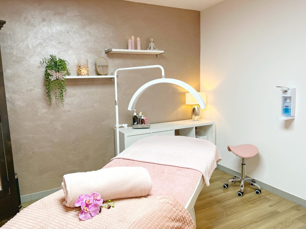 Gemütlicher Behandlungsraum mit Wohlfühlatmosphäre in der Schönheitsmanufaktur Gilching