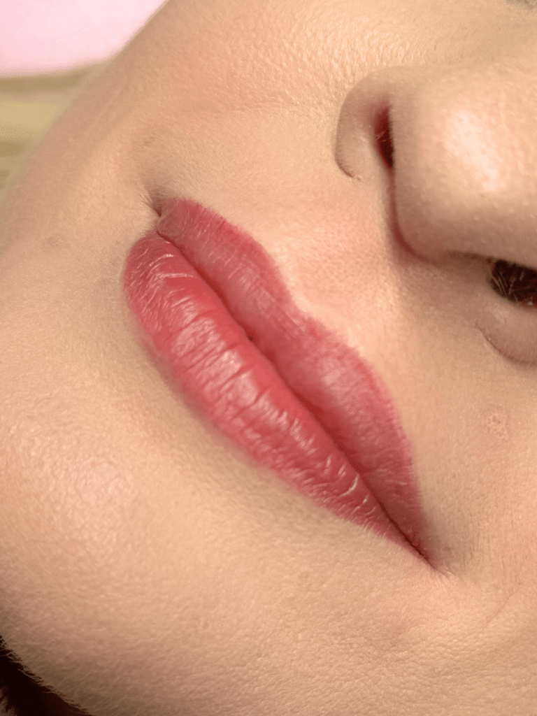 Frisch pigmentierte Lippen. Saubere definierte Lippenkontur, natürlicher weicher Farbton. Pigmentiert in der Schönheitsmanufaktur Gilching