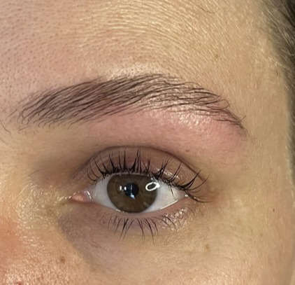 Fertiges Ergebnis eines Lashliftings und Browliftings